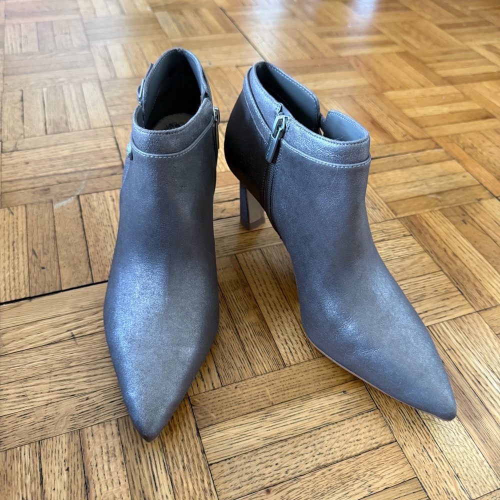 Vince Camuto Keeshey Silver Pointed Toe Bootie Size 9 NWOT